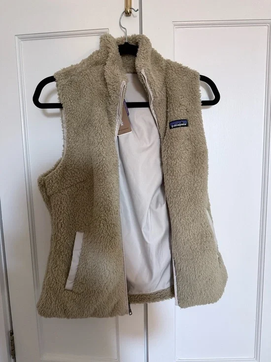 Patagonia NWT Women's Fleece Vest in Taupe - Picture 3 of 4